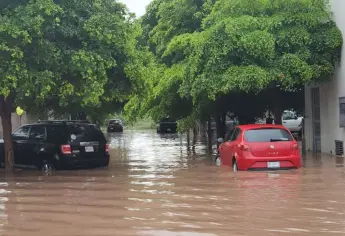 Habitantes de Colonia Buena Vista, en Los Mochis, quedan bajo el agua por lluvias de Lorena