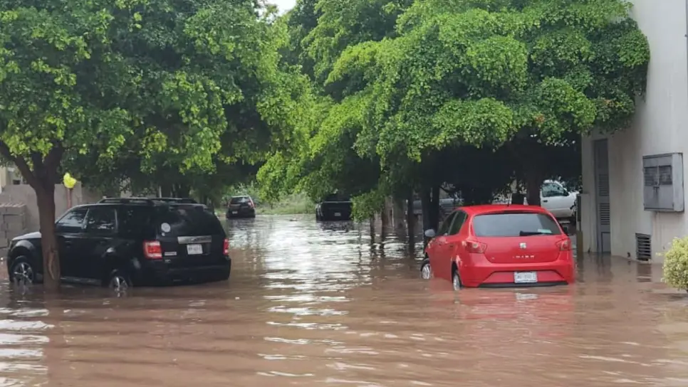 Habitantes de Colonia Buena Vista, en Los Mochis, quedan bajo el agua por lluvias de Lorena