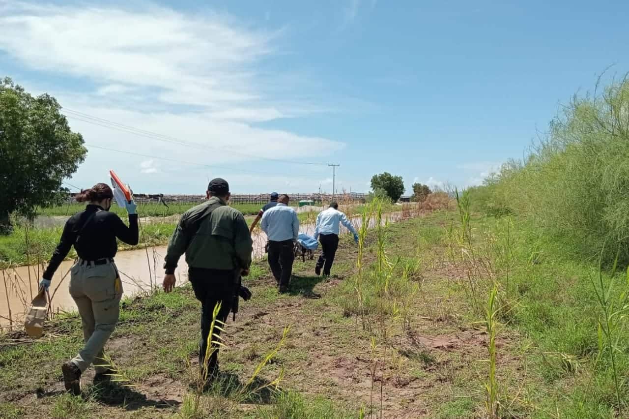 Cae camioneta a un dren en Ruiz Cortines, Guasave; iban seis jóvenes, muere uno