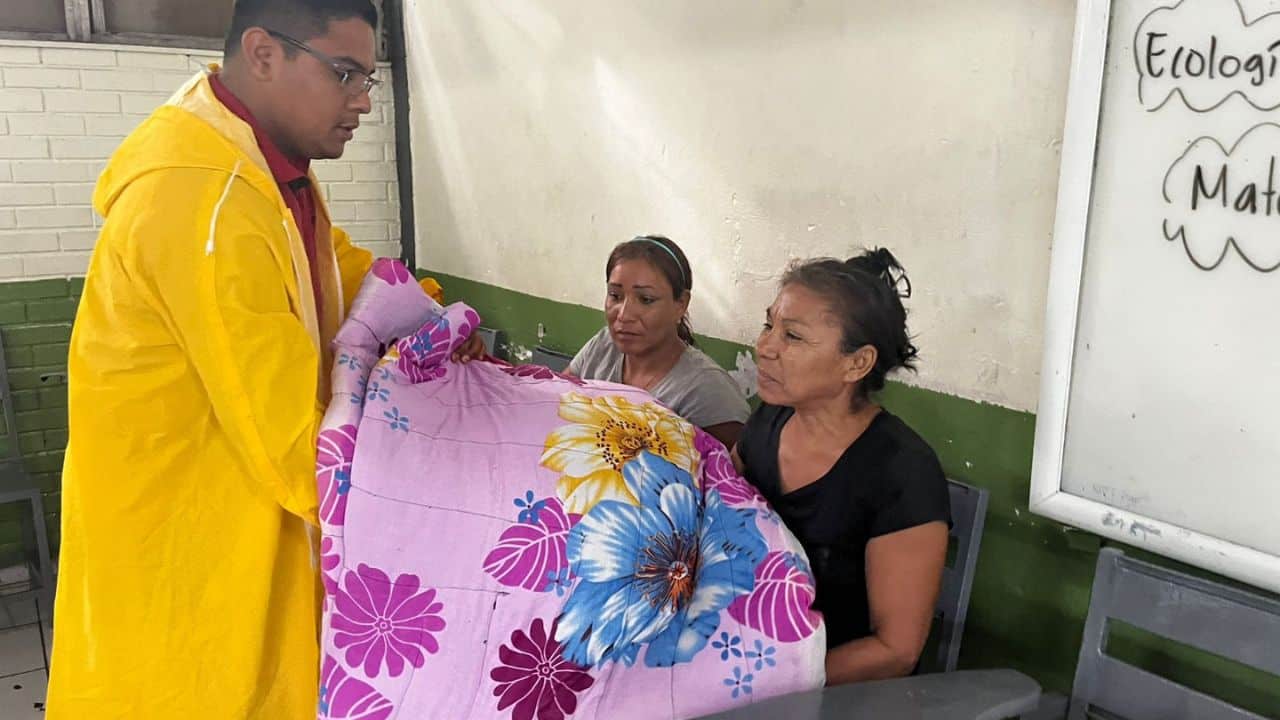 Entre el agua y el miedo: familias de Los Mochis son evacuadas de sus hogares tras las lluvias