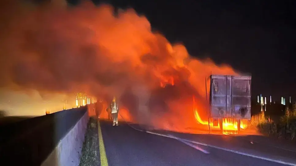 Tráiler cargado con toneladas de azúcar se incendia en la carretera México 15, en Guasave Tráiler cargado con toneladas de azúcar se incendia en la carretera México 15, en Guasave