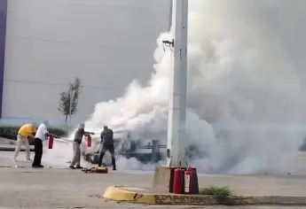 Se incendia camioneta de valores en Los Mochis con 14 millones de pesos a bordo