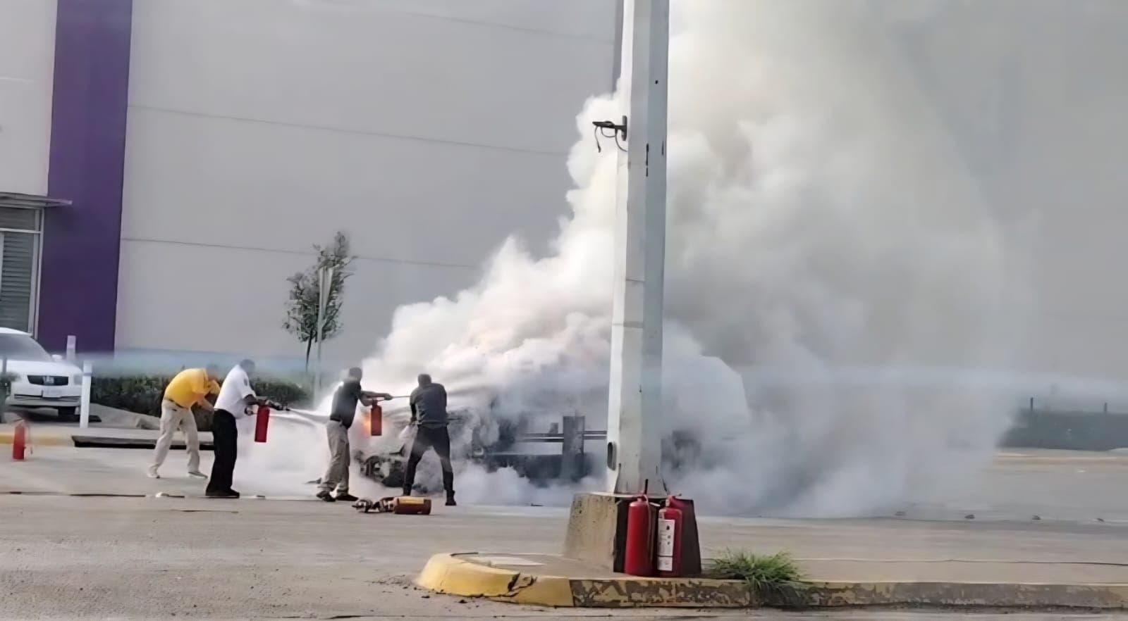 Se incendia camioneta de valores en Los Mochis con 14 millones de pesos a bordo Se incendia camioneta de valores en Los Mochis con 14 millones de pesos a bordo