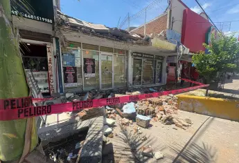 Colapsa marquesina en el centro de Los Mochis tras intensas lluvias