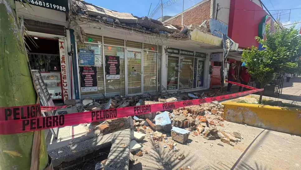 Colapsa marquesina en el Centro de Los Mochis tras intensas lluvias Colapsa marquesina en el Centro de Los Mochis tras intensas lluvias