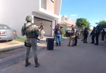 Aseguran armas, cargadores, cartuchos, equipo táctico y un vehículo tras cateo en Culiacán