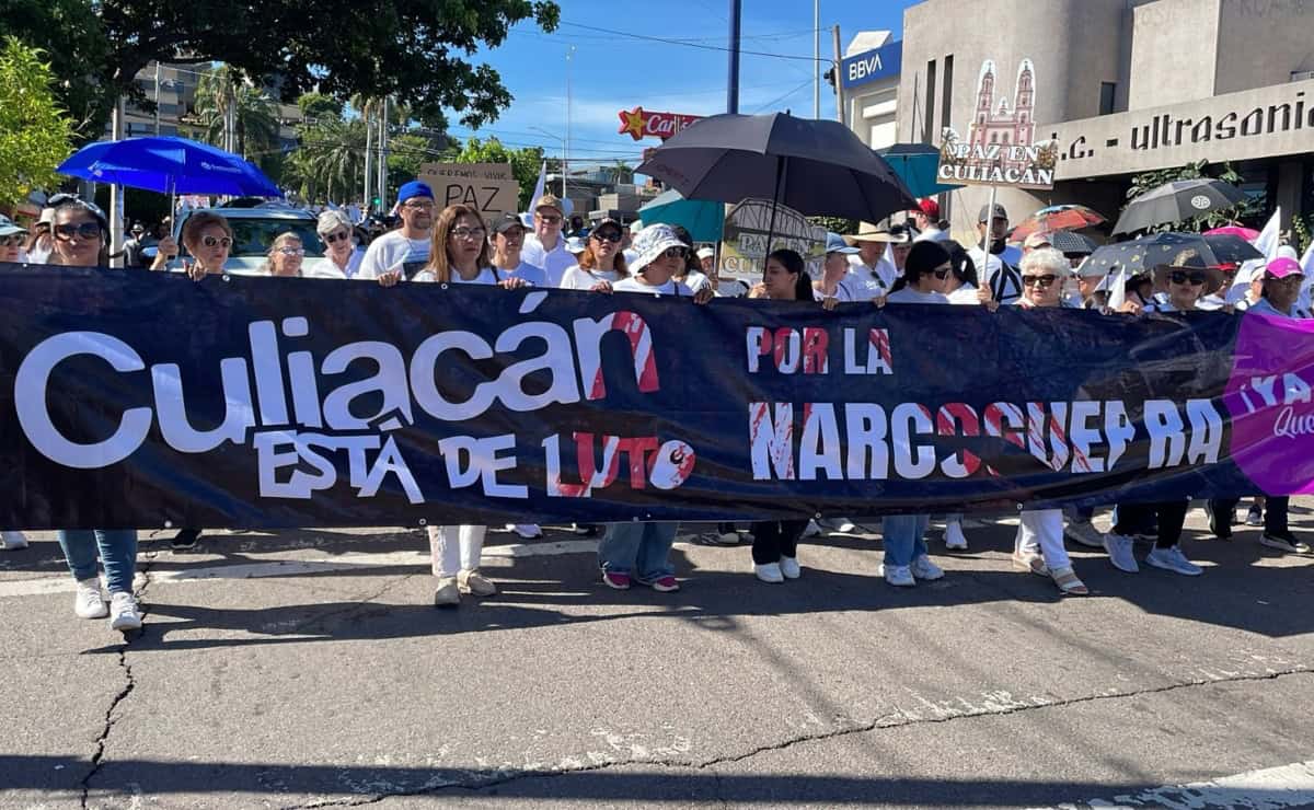 Sinaloenses se pronuncian en contra de la Narco Guerra con el lema: “¡Ya Basta, queremos la Paz!” Sinaloenses se pronuncian en contra de la Narco Guerra con el lema: “¡Ya Basta, queremos la Paz!”