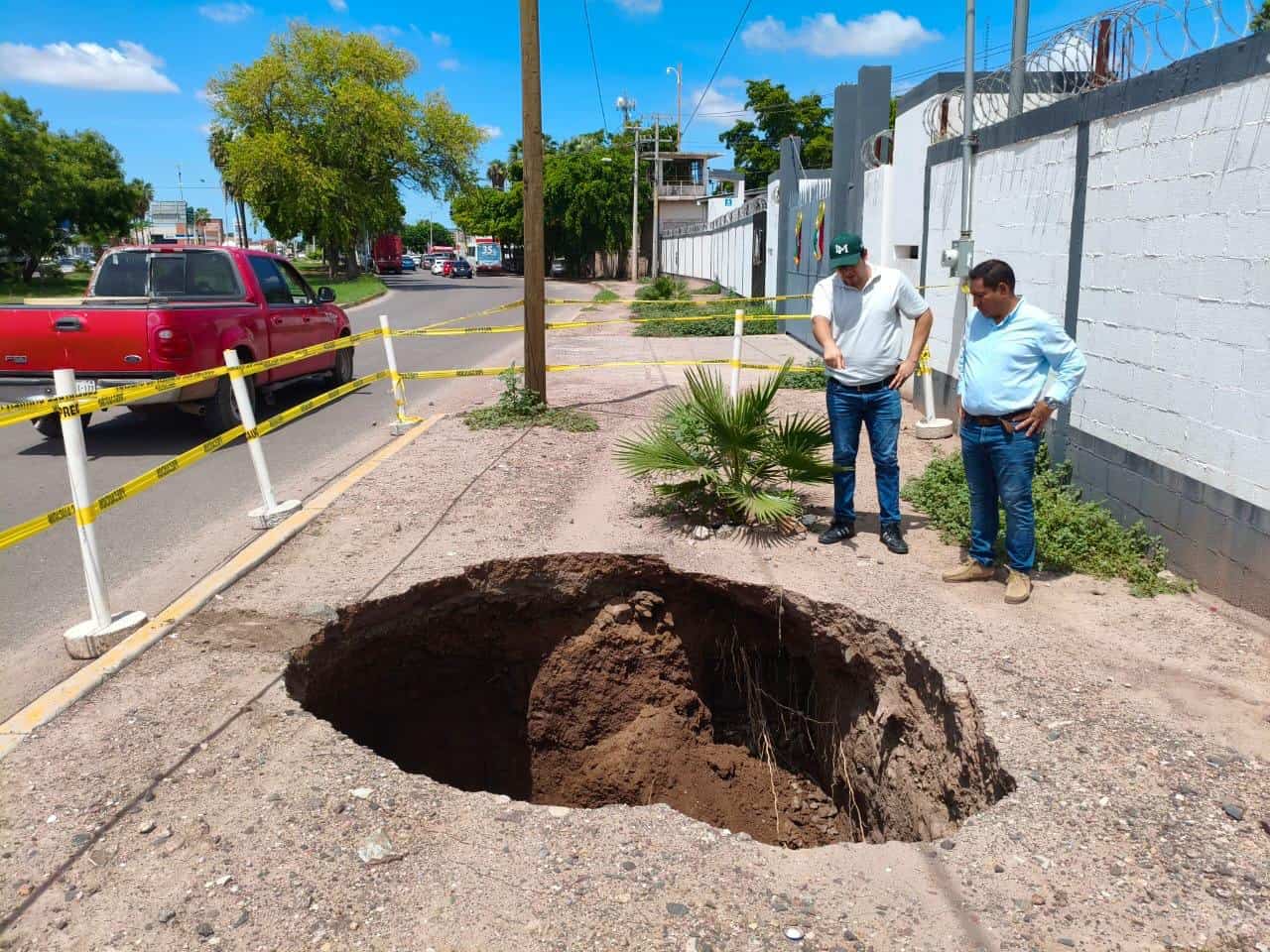Tras lluvias de Lorena, aparece enorme socavón en bulevar Centenario, en Los Mochis Tras lluvias de Lorena, aparece enorme socavón en bulevar Centenario, en Los Mochis
