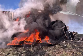 Muere calcinado trailero tras choque en la México 15 en Batamote, Guasave