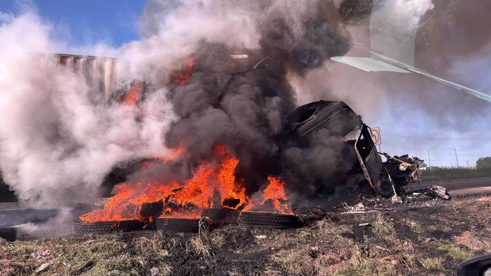 Muere calcinado trailero tras choque en la México 15 en Batamote, Guasave Muere calcinado trailero tras choque en la México 15 en Batamote, Guasave
