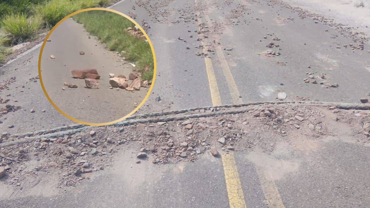 Alertan por desgajamiento del cerro del mirador en Topolobampo; piedras caen a la carretera
