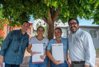 Alcalde de Culiacán entrega títulos de propiedad a vecinos de la colonia Nueva Galicia