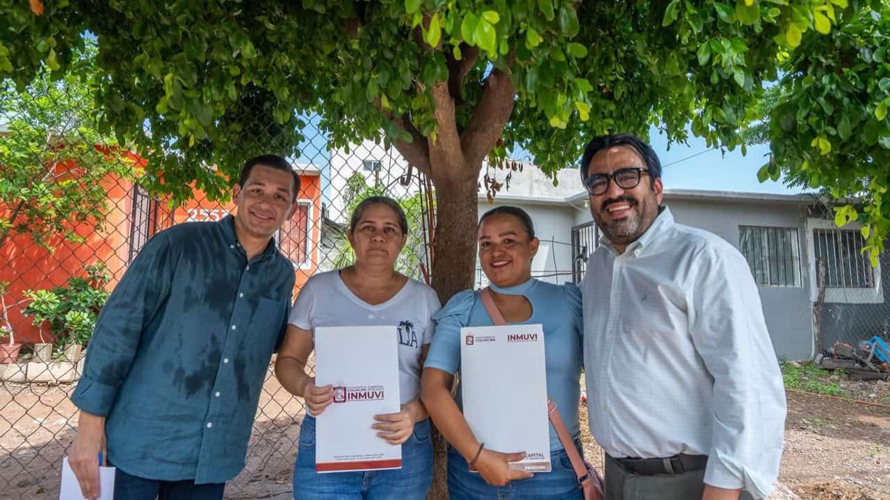Alcalde de Culiacán entrega títulos de propiedad a vecinos de la colonia Nueva Galicia Alcalde de Culiacán entrega títulos de propiedad a vecinos de la colonia Nueva Galicia