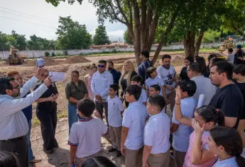 Alcalde de Culiacán supervisa avances de la cancha de futbol de la Secundaria General #4