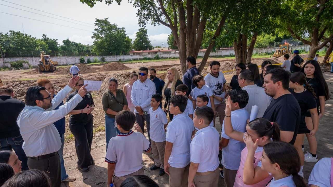 Alcalde de Culiacán supervisa avances de la cancha de futbol de la Secundaria General #4 Alcalde de Culiacán supervisa avances de la cancha de futbol de la Secundaria General #4