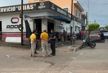 Trabajador de taller de motos resulta lesionado al explotar batería de litio en Mazatlán