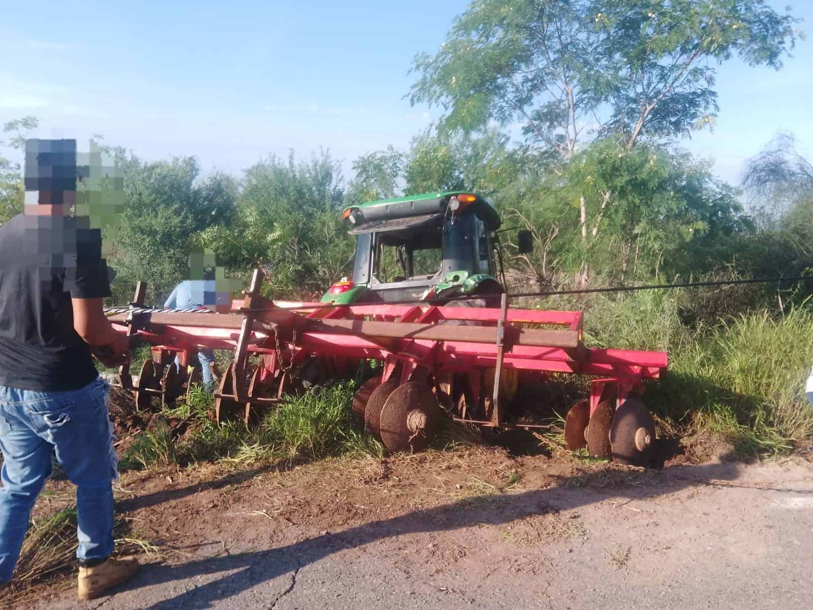 Pareja de adultos mayores resulta herida tras caer con tractor a dren en Guasave