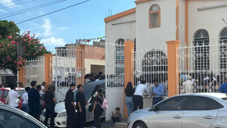 En medio del llanto y dolor despiden a Sergio, joven que asesinado en camión urbano de Mazatlán En medio del llanto y dolor despiden a Sergio, joven que asesinado en camión urbano de Mazatlán