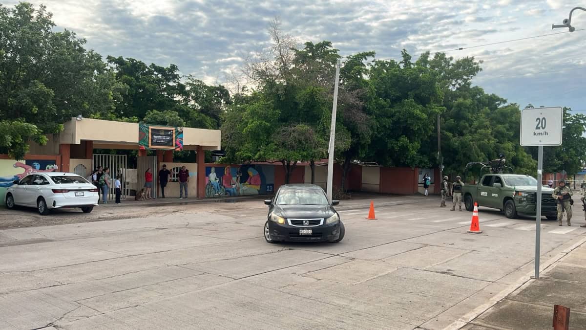 Aseguran armas en domicilio frente a la Secundaria Antonio Nakayama en la Col. Emiliano Zapata, Culiacán Aseguran armas en domicilio frente a la Secundaria Antonio Nakayama en la Col. Emiliano Zapata, Culiacán