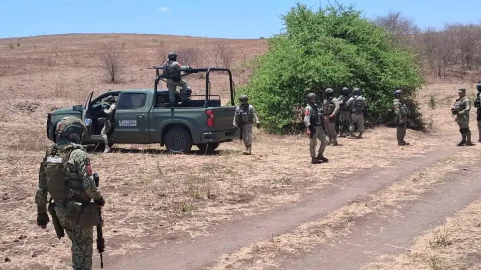 Liberan a dos mujeres, y aseguran armas y vehículos en fuerte operativo en Sataya, Navolato Liberan a dos mujeres, y aseguran armas y vehículos en fuerte operativo en Sataya, Navolato