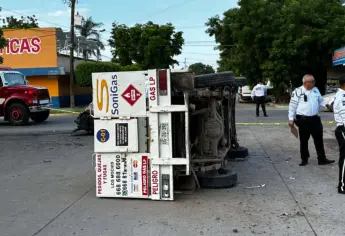 Vuelca camioneta con tanques de gas LP frente a primaria y guardería en Los Mochis