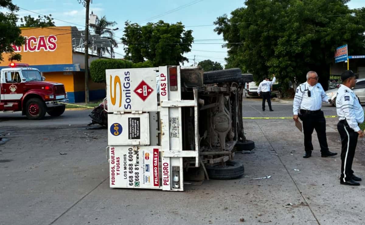 Vuelca camioneta con tanques de gas LP frente a primaria y guardería en Los Mochis Vuelca camioneta con tanques de gas LP frente a primaria y guardería en Los Mochis