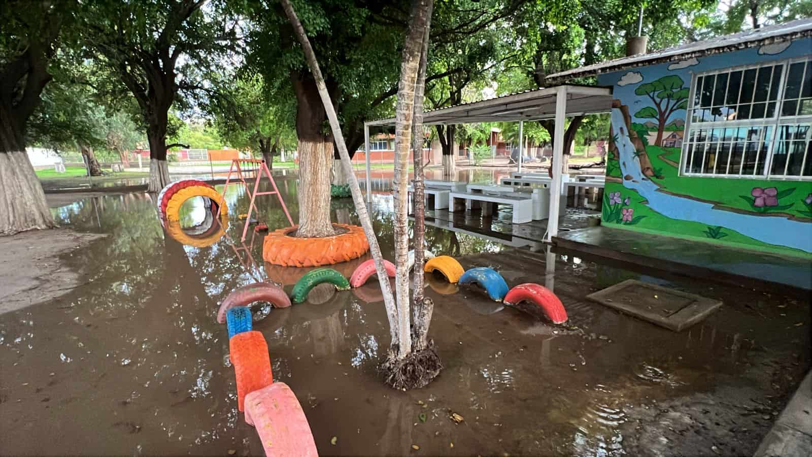 Más de 39 escuelas de Ahome suspenden clases tras inundaciones por lluvias Más de 39 escuelas de Ahome suspenden clases tras inundaciones por lluvias
