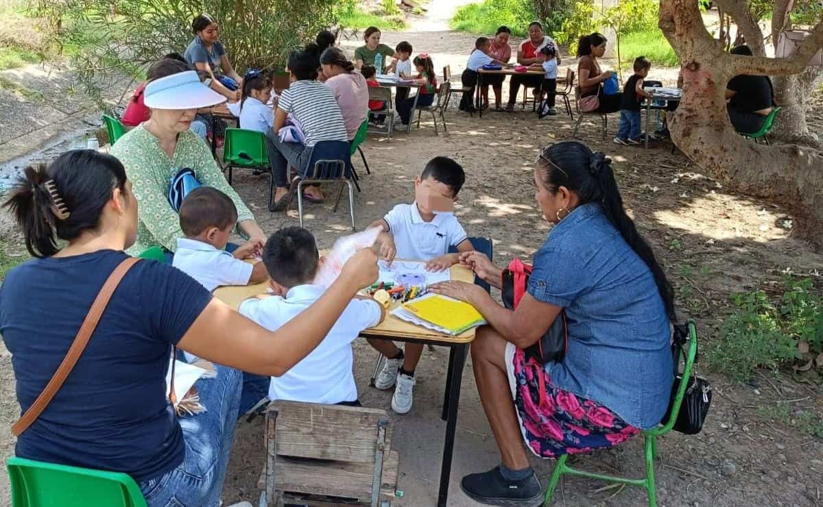 Calor y falta de luz obligan a niños de Goros Dos en Ahome a tomar clases bajo un árbol Calor y falta de luz obligan a niños de Goros Dos en Ahome a tomar clases bajo un árbol