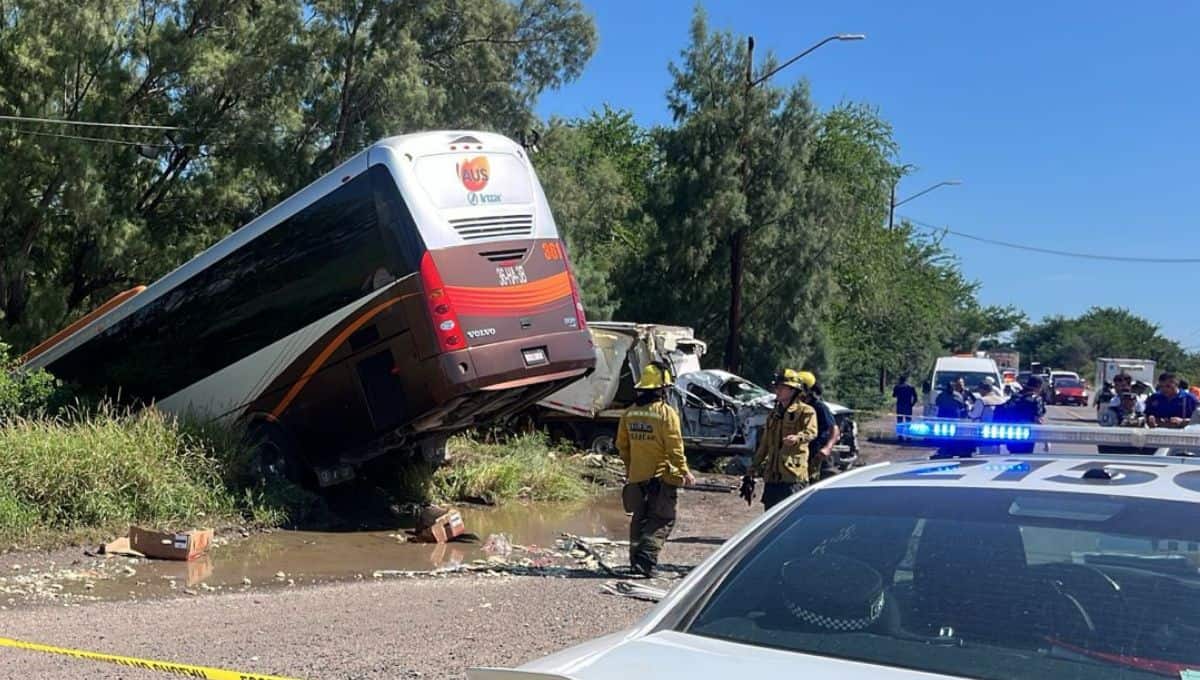 Camionazo en el trébol de Costa Rica, Culiacán, autobús se impacta con camioneta Camionazo en el trébol de Costa Rica, Culiacán, autobús se impacta con camioneta