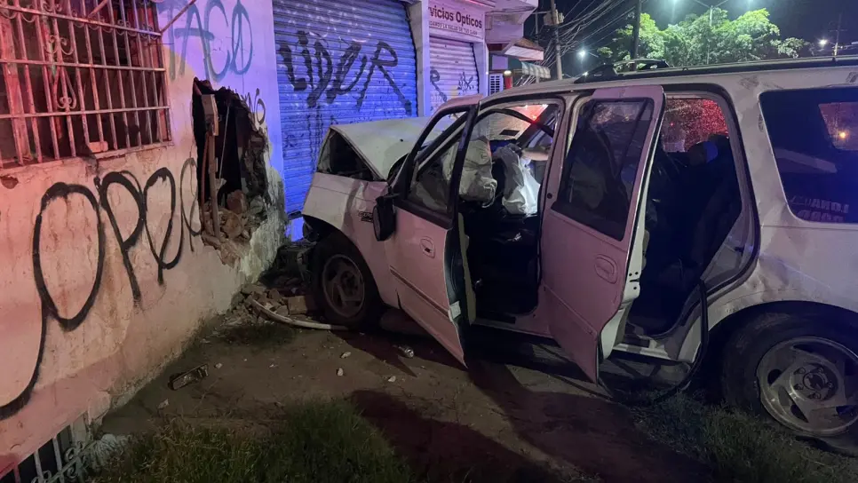 Conductora pierde el control de su camioneta y choca contra un negocio en Mazatlán