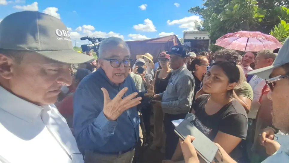 Entre charcos y lodo, Rocha Moya lleva alivio y esperanza a familias afectadas por lluvias en Ahome Entre charcos y lodo, Rocha Moya lleva alivio y esperanza a familias afectadas por lluvias en Ahome