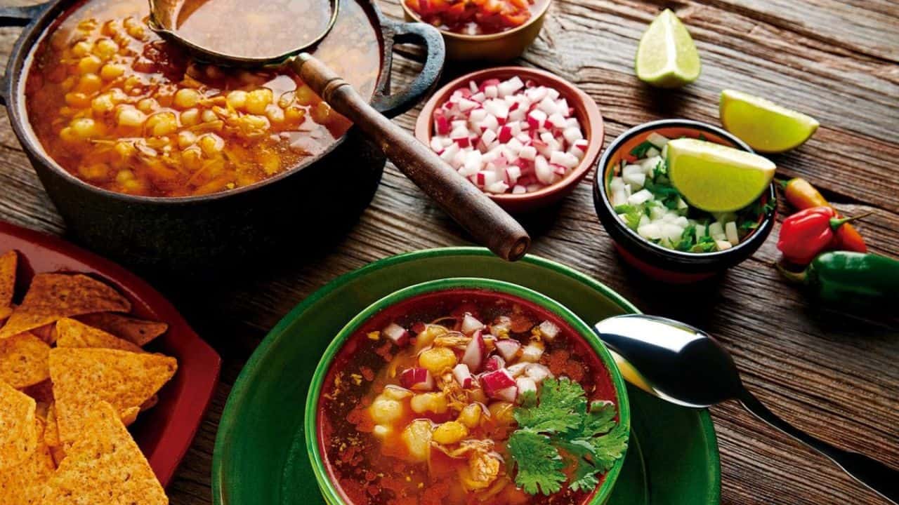 ¿Cuánto cuesta preparar un pozole? Estos son los ingredientes que debe llevar