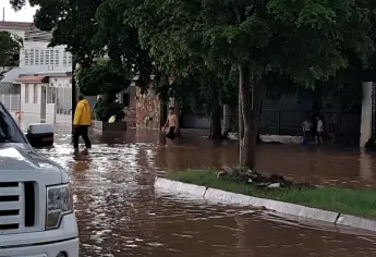 Colonia Magisterial de Los Mochis queda bajo el agua ante intensa lluvia de este miércoles