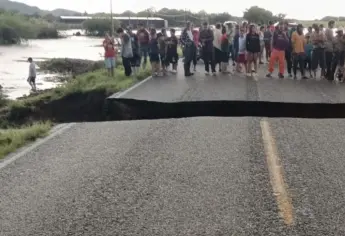 Se parte carretera Huacaporito-El Jitzámuri en Ahome; varias comunidades quedan incomunicadas