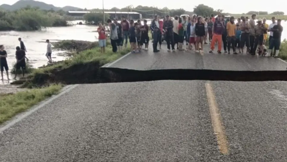 Se parte carretera Huacaporito-El Jitzámuri en Ahome; varias comunidades quedan incomunicadas Se parte carretera Huacaporito-El Jitzámuri en Ahome; varias comunidades quedan incomunicadas