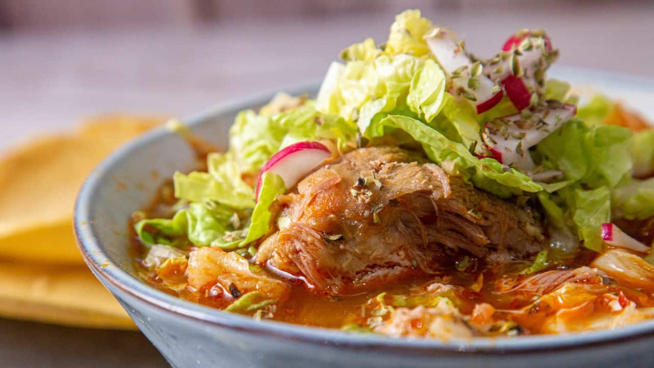 ¿Cuántas calorías tiene un plato de pozole bien servido?