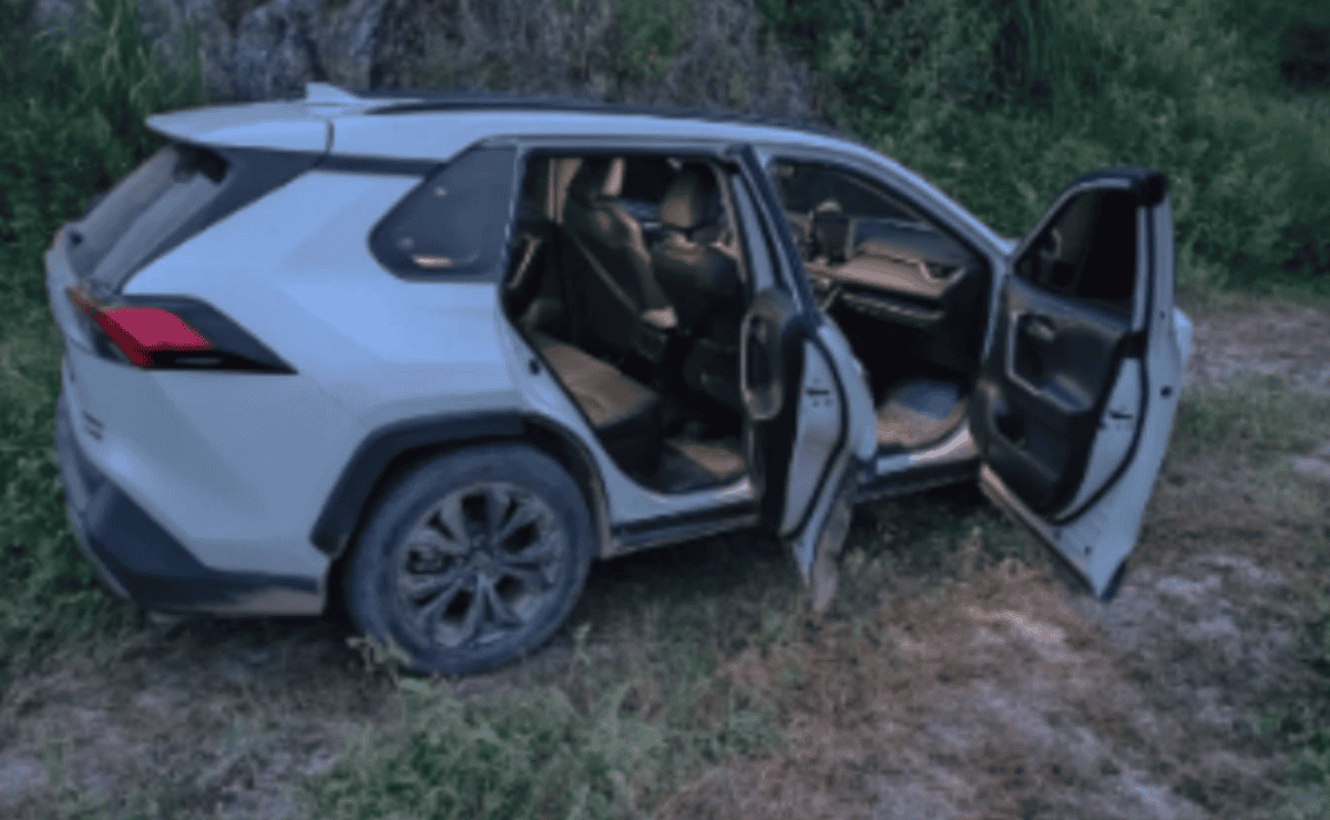 Autoridades aseguran un vehículo, armas y presuntas drogas en distintos hechos en Cosalá y Culiacán