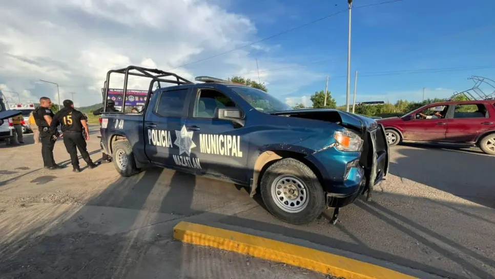 Choca patrulla de la policía municipal contra vehículo; trasladan a elementos al hospital, en Mazatlán Choca patrulla de la policía municipal contra vehículo; trasladan a elementos al hospital, en Mazatlán