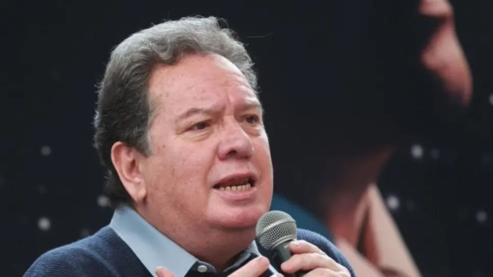 Después dijo que al darse los persistentes dolores estomacales, decidió hacerse unos estudios para ver qué causa era que le daban las molestias, se debió que tenía volteado el colon