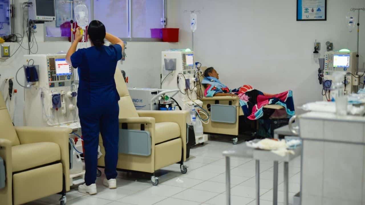 Antonio Menéndez entrega medicamentos de alto costo a 70 pacientes renales en el Hospital General