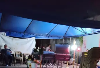 Conmueve velorio de Don Goyo en Los Mochis: ni flores ni velas; su viuda no tiene ni para café