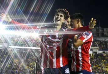 Chivas vence 2-1 al América y se queda con el Clásico Nacional