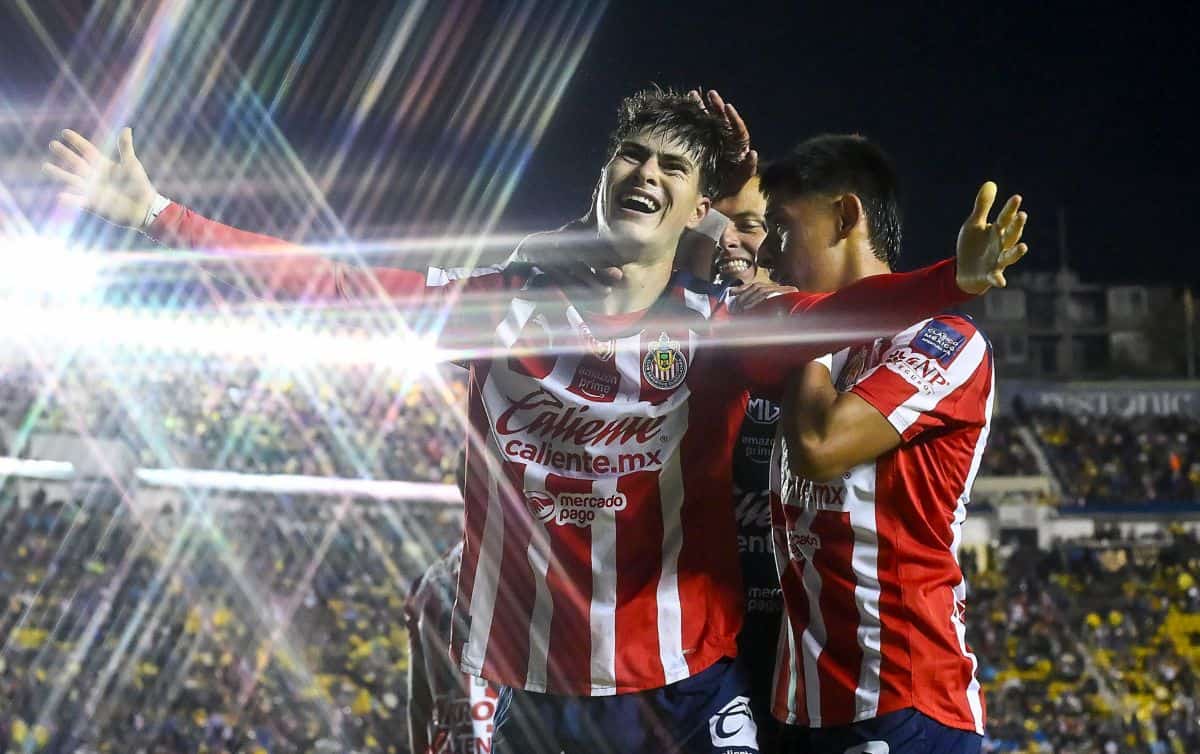 Chivas vence 2-1 al América y se queda con el Clásico Nacional