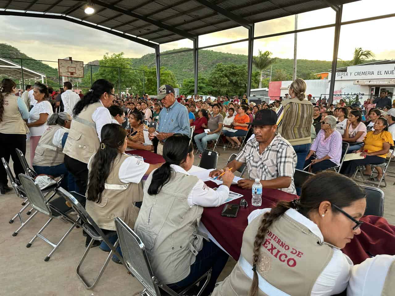 Entregan apoyos a 302 familias afectadas por lluvias en San Miguel Zapotitlán