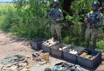 Aseguran y destruyen equipo táctico y materiales para la elaboración de artefactos explosivos en Culiacán y una bodega en San Ignacio