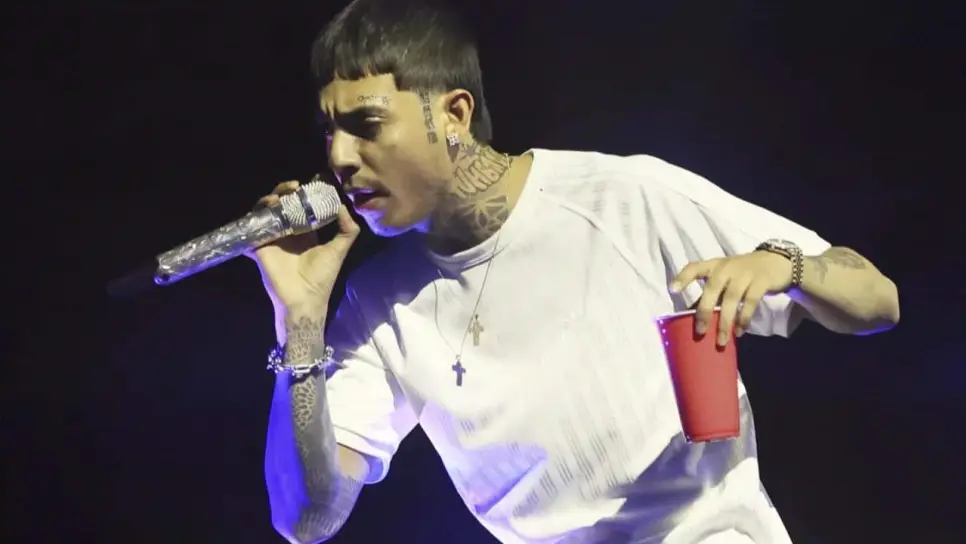 En el momento de la grabación, se pueden ver varios internos disfrutar del concierto del músico, donde estos portan su uniforme de color beige y camiseta anaranjada