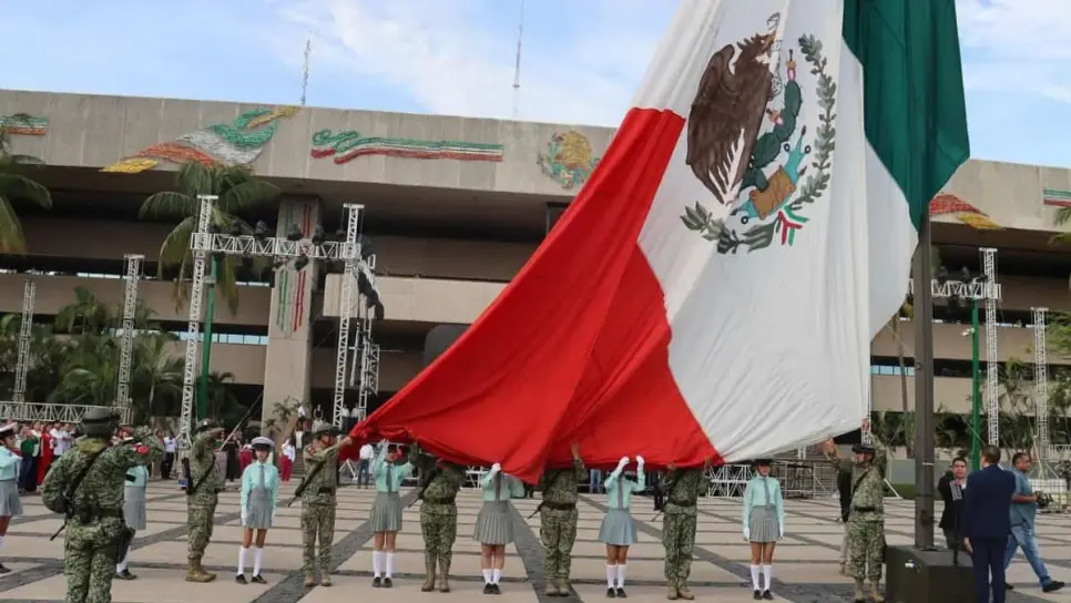FOTO: Izan bandera en explanada de Palacio de Gobierno en Culiacán por 215 aniversario del Grito de Independencia