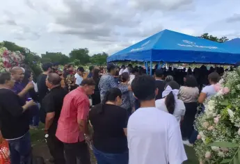 Con mariachi, globos blancos y cientos de rosas, dan el último adiós a la maestra Jesamel, en Culiacán