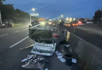 Conductor resulta ileso tras volcar en su vehículo sobre "La Costerita" en Culiacán