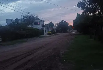 Vecinos de Compuertas llevan más de 10 horas sin luz; CFE no responde